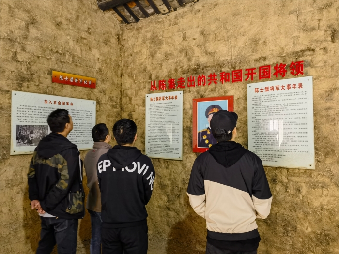 荊門分(fèn)院青年幹部小組(zǔ)開展“清明追思,緬(miǎn)懷先烈”活動02 荊門(mén)分院青年幹部小(xiao)組開展“清明追思(si),緬懷先烈”活動02