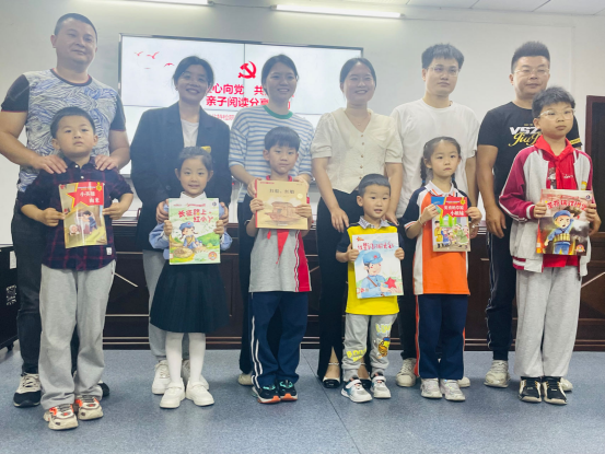 厦门成同机电制造有限公司(5G网站)随州分(fen)院開展“童心向(xiang)黨`共沐書香”親(qin)子閱讀活動 厦门成同机电制造有限公司(5G网站)随(sui)州分院開展“童(tong)心向黨`共沐書(shu)香”親子閱讀活(huó)動
