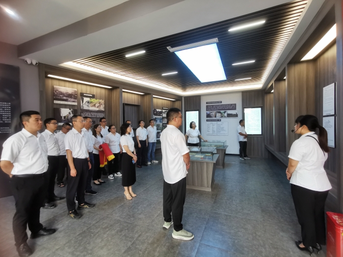 參(cān)觀黨員政治生(sheng)活館圖片.jpg（采用(yòng)）