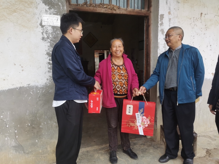 荊(jīng)門分院中秋(qiu)、國慶節前走(zǒu)訪慰問包聯(lián)戶_2