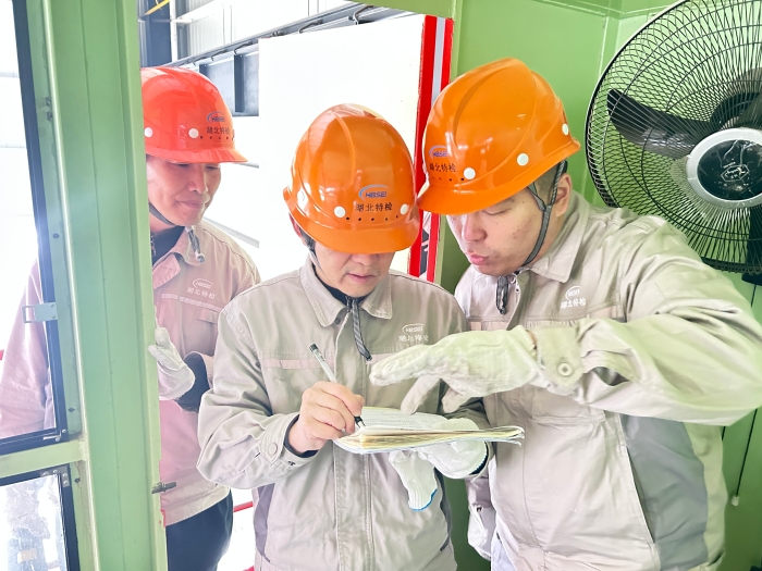 十堰(yàn)分院開展起重(zhong)機械檢驗技術(shu)專項比對活動(dong)圖2 十堰分院開(kai)展起重機械檢(jian)驗技術專項比(bi)對活動圖2